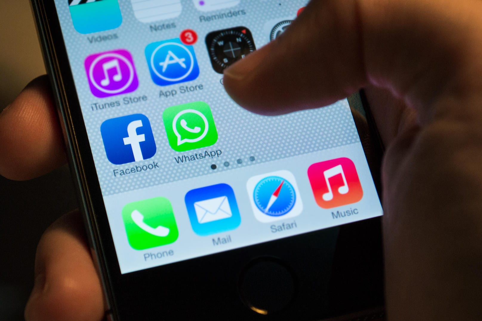 Facebook- und WhatsApp auf einem iPhone: Eine neue Funktion soll das Surfen auf dem Smartphone noch bequemer machen.
