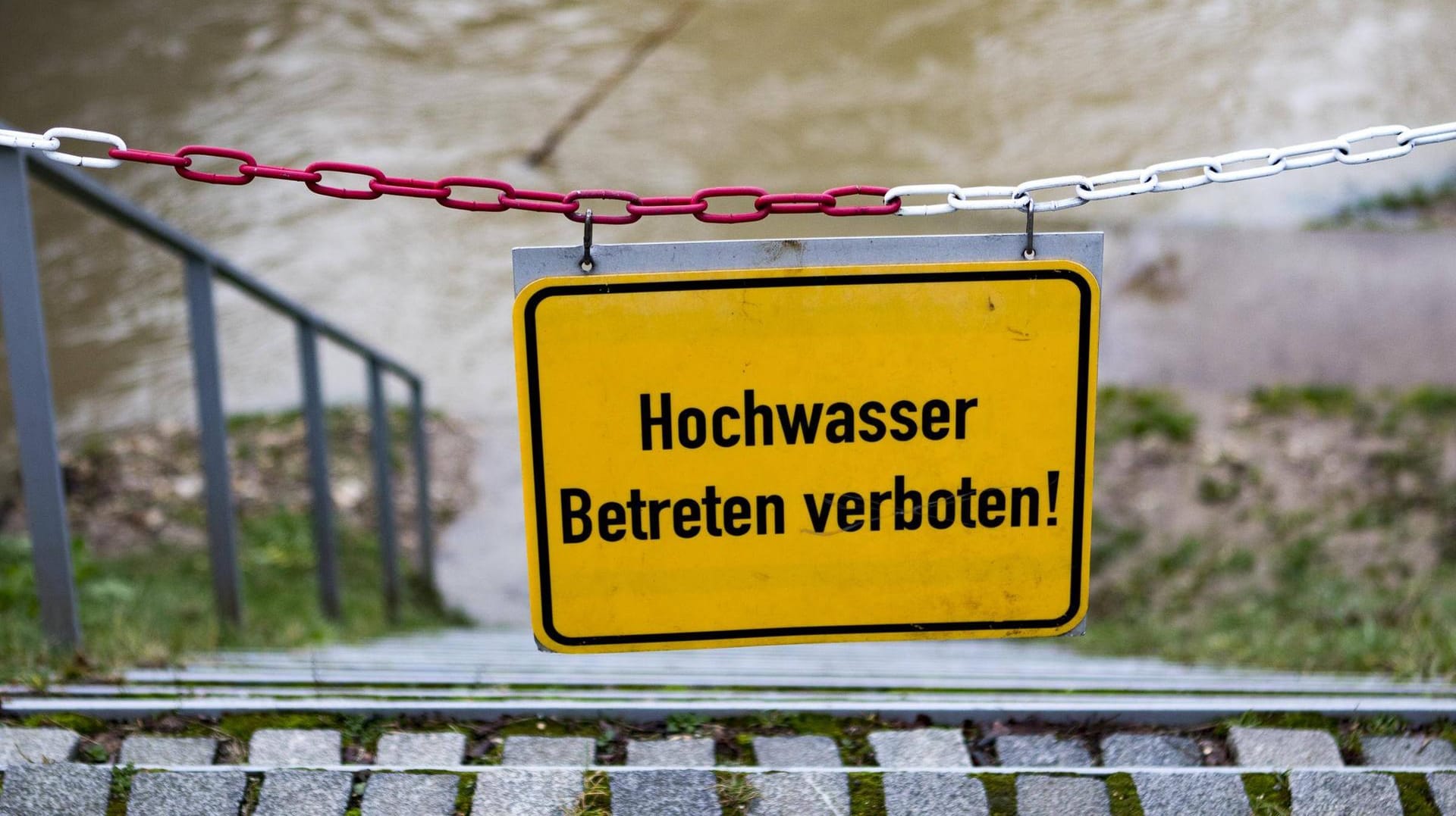 Warnschild verweist auf Hochwasser