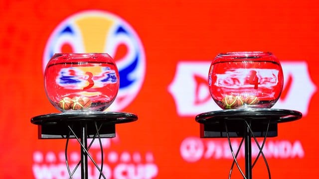 Die "Töpfe" mit den Losbällen für die Auslosung der WM-Gruppen 2019. Die "Töpfe" mit den Losbällen für die Auslosung der WM-Gruppen 2019.