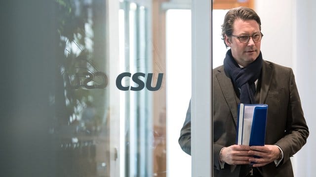 Bundesverkehrsminister Andreas Scheuer soll Klimaziele für seinen Bereich definieren, lehnt dies jedoch ab. Bundesverkehrsminister Andreas Scheuer soll Klimaziele für seinen Bereich definieren, lehnt dies jedoch ab.