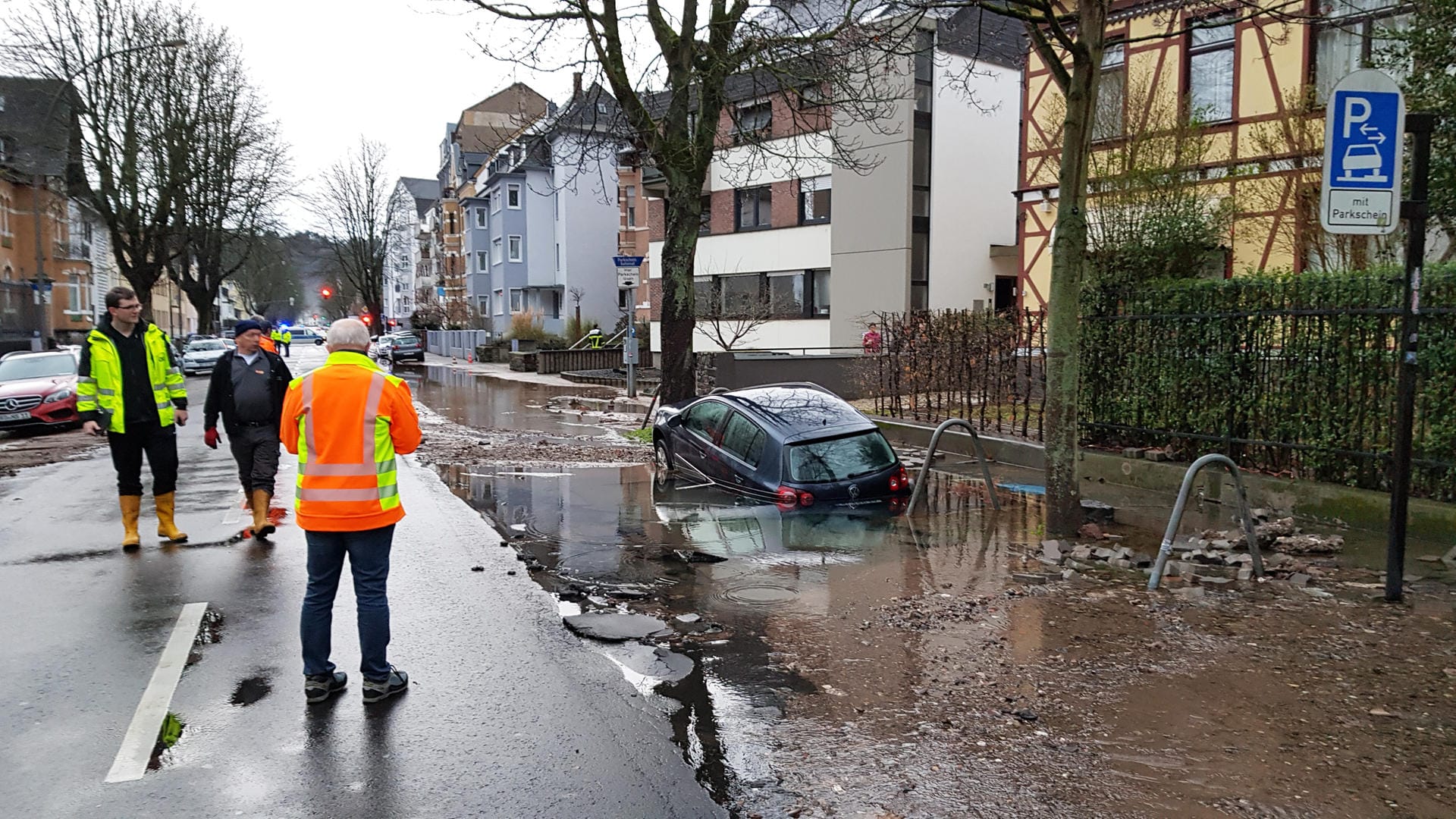 Ein Auto versinkt im Schlamm