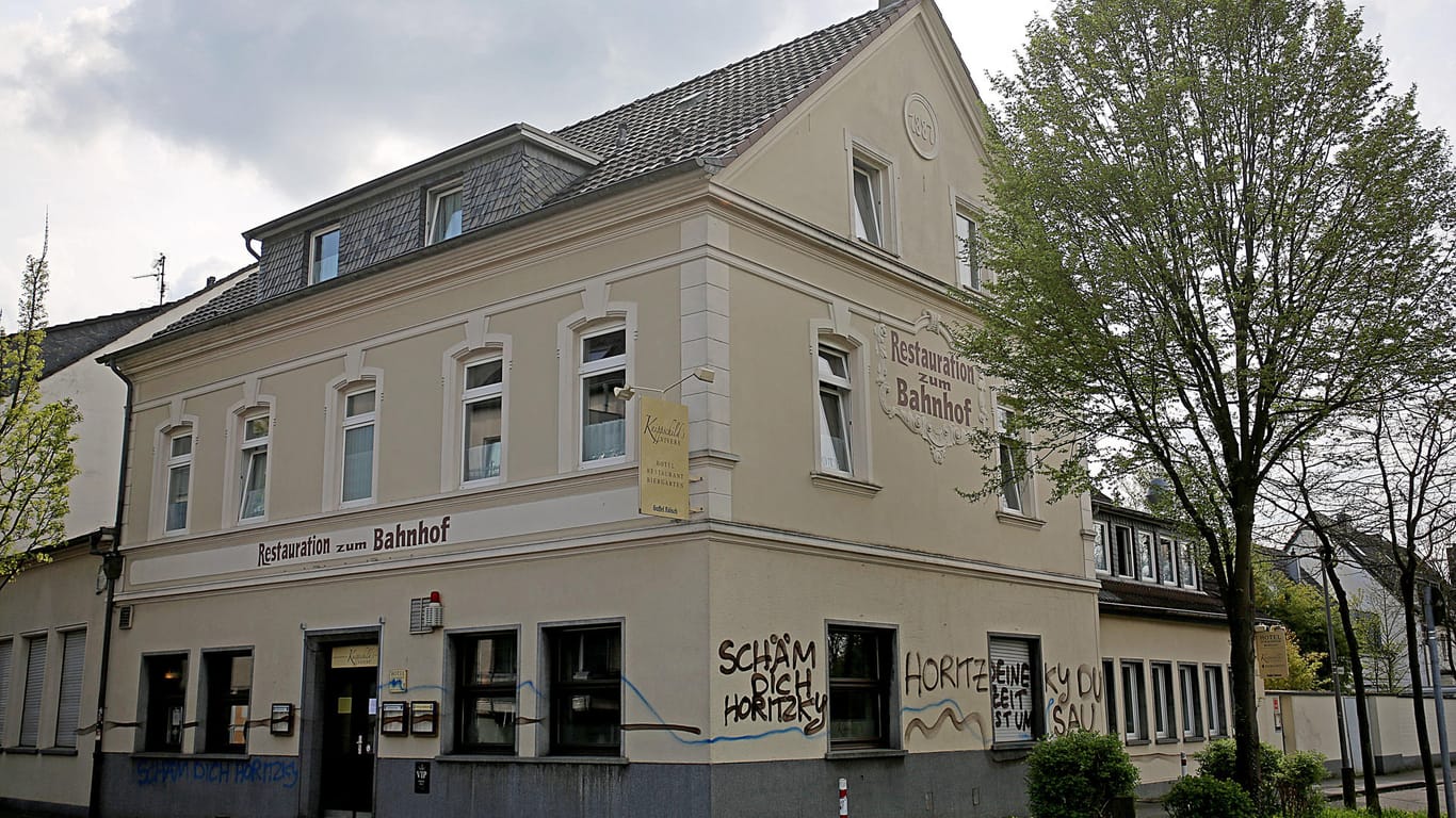 Das "Hotel zum Bahnhof" in Köln: Das Hotel, in dem Flüchtlinge untergebracht waren, wurde beschmiert.