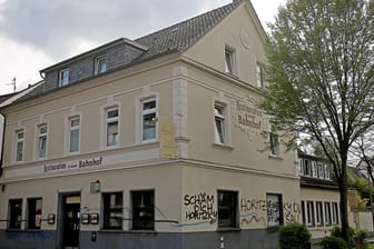 Das "Hotel zum Bahnhof" in Köln: Das Hotel, in dem Flüchtlinge untergebracht waren, wurde beschmiert.