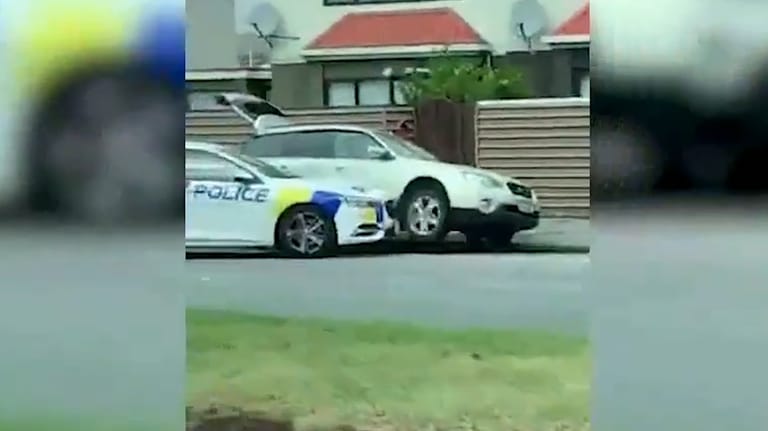 Mit ihrem Fahrzeug rammten die Polizisten den Wagen des Schützen von Christchurch und konnten so seine Terrorfahrt stoppen.