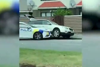 Mit ihrem Fahrzeug rammten die Polizisten den Wagen des Schützen von Christchurch und konnten so seine Terrorfahrt stoppen.