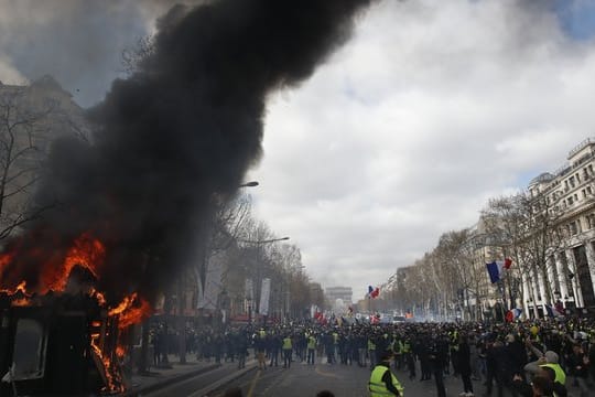 Ein Kiosk steht auf den Champs-Elysees in Flammen.