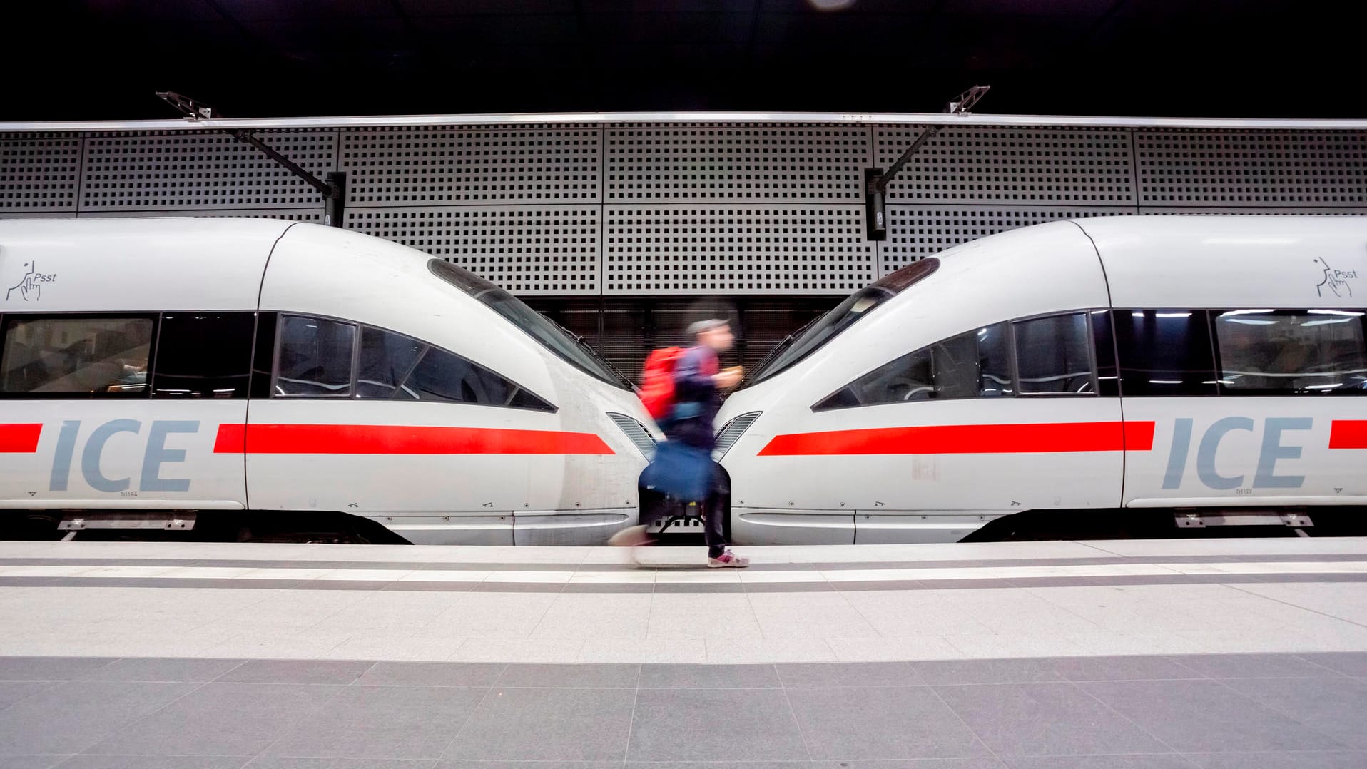 ICE im Bahnhof: Kommt der Reisende mindestens eine Stunde zu spät, erhält er auf Antrag ein Viertel des Fahrpreises zurück.