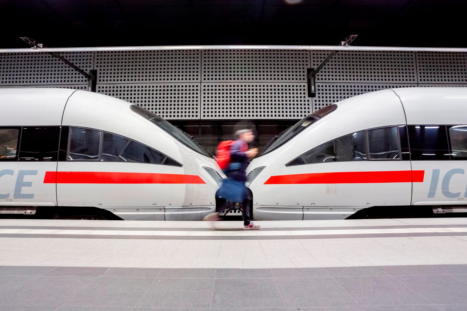 ICE im Bahnhof: Kommt der Reisende mindestens eine Stunde zu spät, erhält er auf Antrag ein Viertel des Fahrpreises zurück.