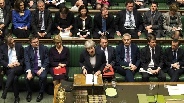 Premierministerin ohne Mehrheit: Theresa May spricht vor dem britischen Parlament. Premierministerin ohne Mehrheit: Theresa May spricht vor dem britischen Parlament.