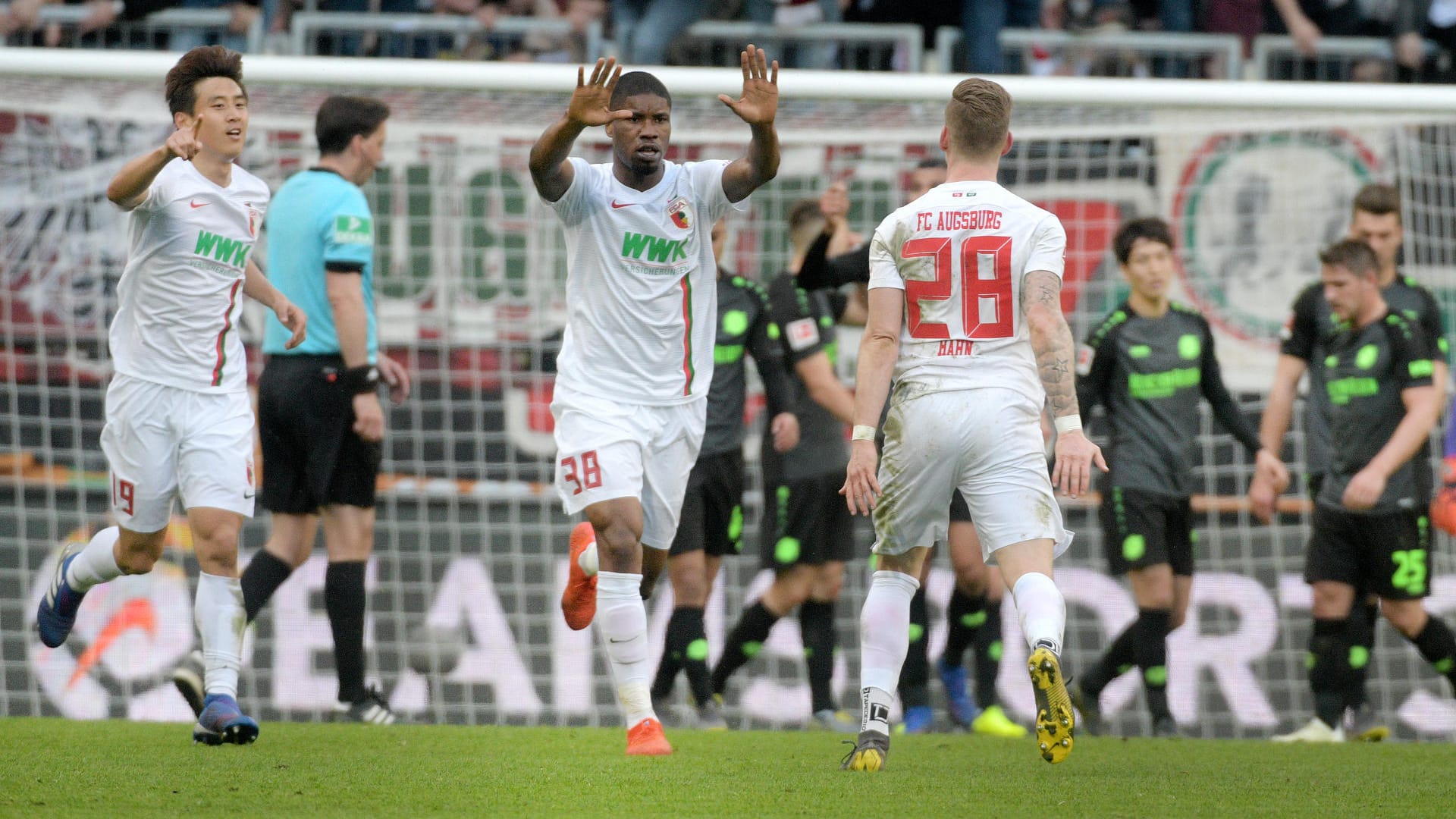 Der FC Augsburg verschafft sich etwas Luft und besiegt Hannover.