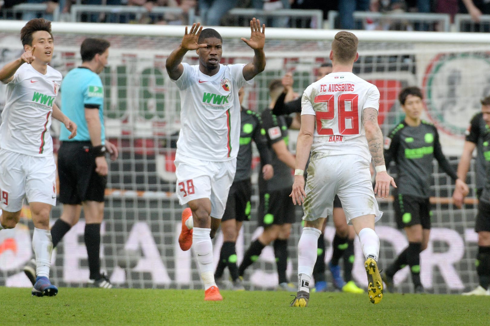 Der FC Augsburg verschafft sich etwas Luft und besiegt Hannover.