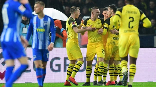 Dortmunds Spieler bejubeln den späten Siegtreffer zum 3:2 durch Marco Reus. Dortmunds Spieler bejubeln den späten Siegtreffer zum 3:2 durch Marco Reus.
