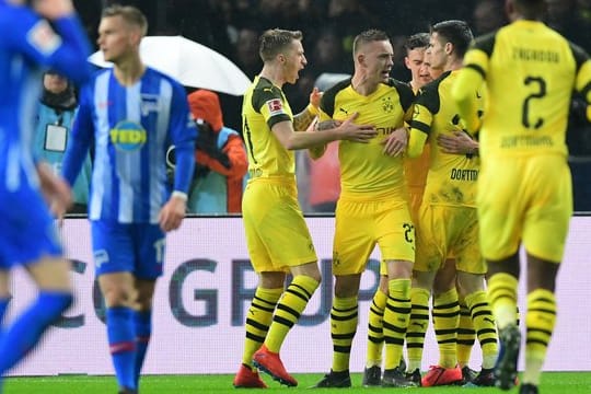Dortmunds Spieler bejubeln den späten Siegtreffer zum 3:2 durch Marco Reus.