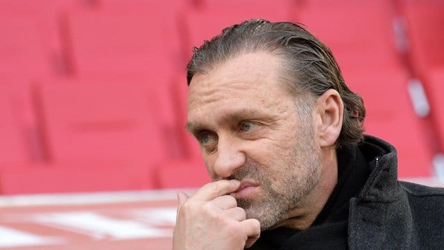 Thomas Doll hat sich nach der Niederlage seiner Mannschaft in Augsburg einen Disput mit Schiedsrichter Gräfe geliefert. Thomas Doll hat sich nach der Niederlage seiner Mannschaft in Augsburg einen Disput mit Schiedsrichter Gräfe geliefert.
