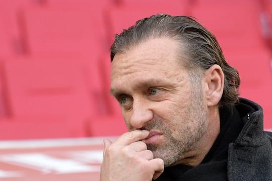 Thomas Doll hat sich nach der Niederlage seiner Mannschaft in Augsburg einen Disput mit Schiedsrichter Gräfe geliefert.