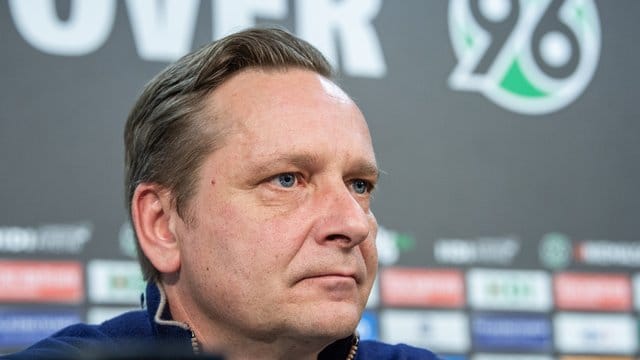 Horst Heldt, Manager von Hannover 96, stützt auch nach der Niederlage in Augsburg Trainer Thomas Doll. Horst Heldt, Manager von Hannover 96, stützt auch nach der Niederlage in Augsburg Trainer Thomas Doll.
