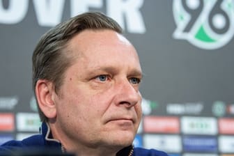 Horst Heldt, Manager von Hannover 96, stützt auch nach der Niederlage in Augsburg Trainer Thomas Doll.