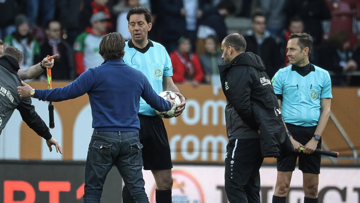 Thomas Doll diskutierte nach dem Spiel auf dem Feld und später in de Katakomben mit Schiedsrichter Manuel Gräfe.