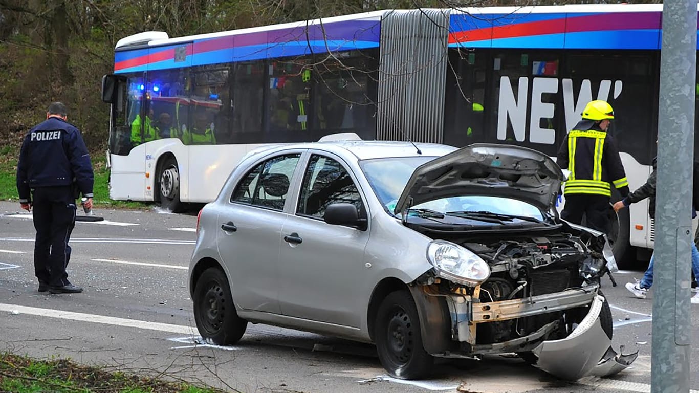 Ein Polizist steht an der Unfallstelle: Bei einem Bus-Unfall sind neun Menschen schwer verletzt worden.