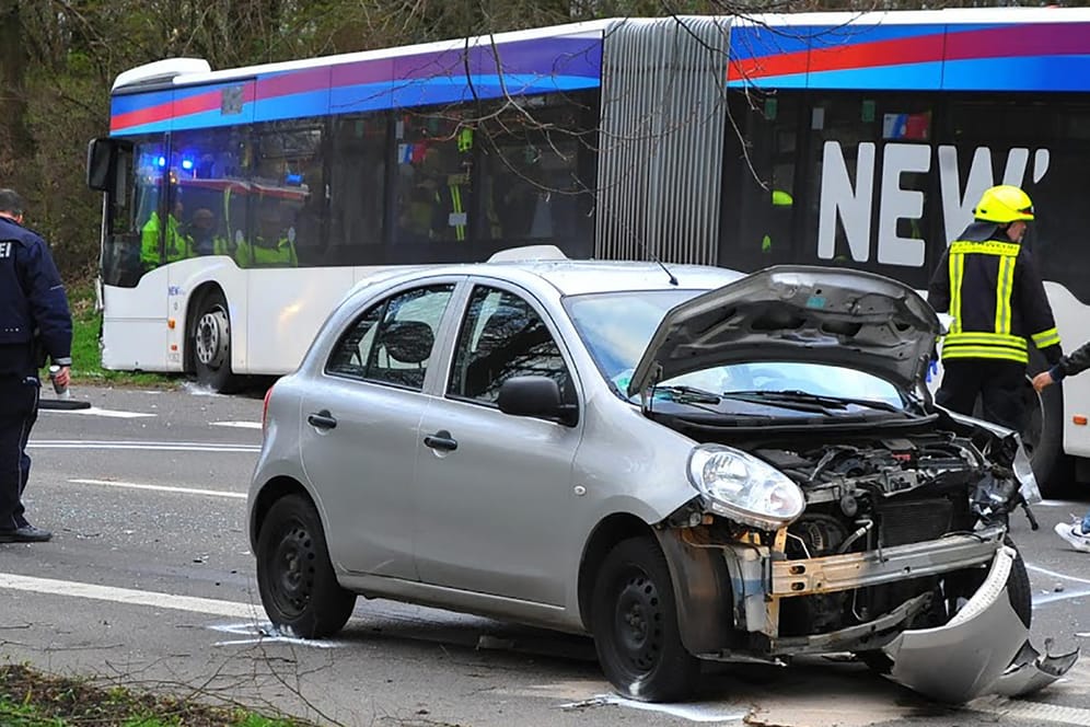 Ein Polizist steht an der Unfallstelle: Bei einem Bus-Unfall sind neun Menschen schwer verletzt worden.