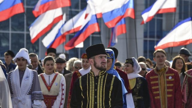 Russland feiert: Kundgebung anlässlich des fünften Jahrestages des Referendums über die Wiedervereinigung mit der Krim in Simferopol. Russland feiert: Kundgebung anlässlich des fünften Jahrestages des Referendums über die Wiedervereinigung mit der Krim in Simferopol.