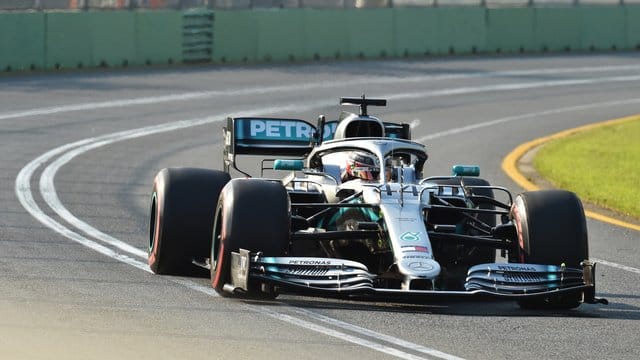 Titelverteidiger Lewis Hamilton vom Team Mercedes startet im Saisoneröffnungsrennen in Melbourne von der Pole Position.