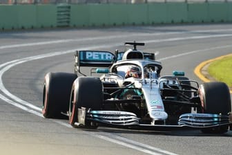 Titelverteidiger Lewis Hamilton vom Team Mercedes startet im Saisoneröffnungsrennen in Melbourne von der Pole Position.