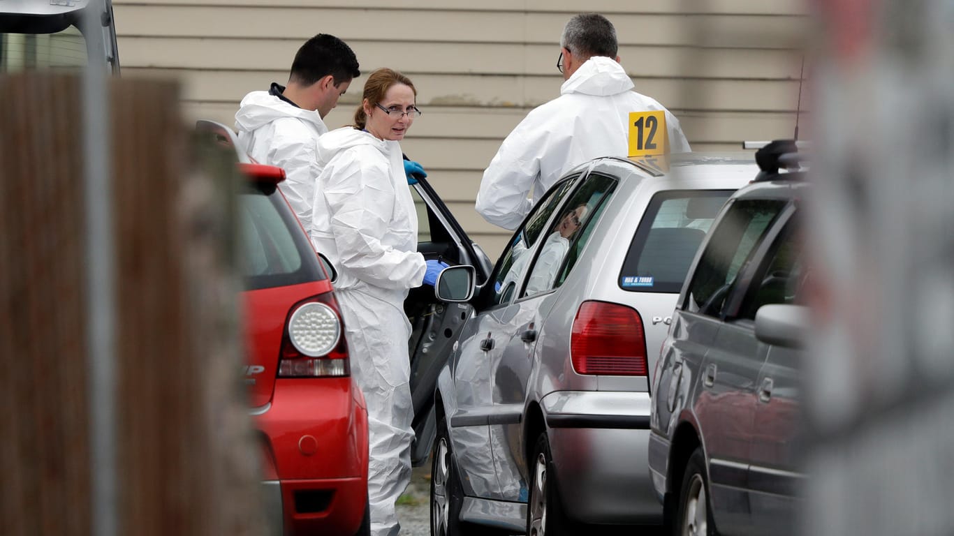 Forensische Mitarbeiter der Polizei: Bei einem Anschlag auf zwei Moscheen im neuseeländischen Christchurch sind 50 Menschen getötet worden.