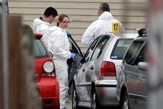 Forensische Mitarbeiter der Polizei: Bei einem Anschlag auf zwei Moscheen im neuseeländischen Christchurch sind 50 Menschen getötet worden.