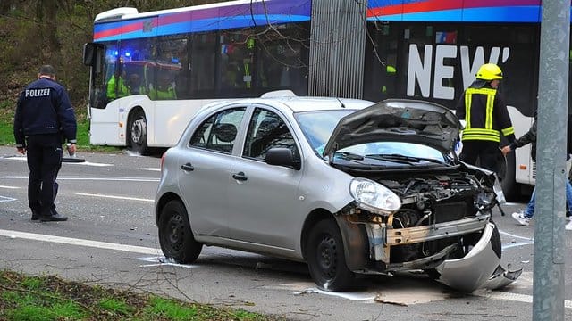 Rettungskräfte sichern die Unfallstelle in Mönchengladbach.