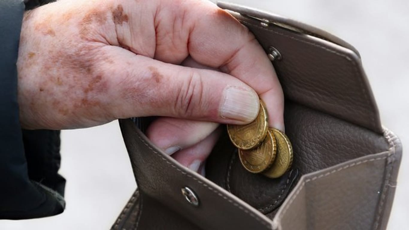 Die CSU will bei Beziehern von Grundsicherung im Alter Freibeträge für gesetzliche Renten einführen sowie Schonvermögen bei der Grundsicherung anheben.