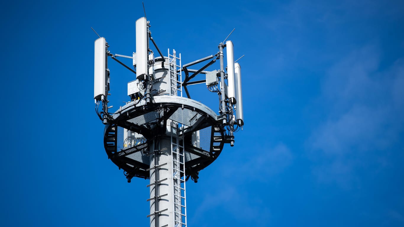 Ein Mast mit verschiedenen Antennen von Mobilfunkanbietern: Am Dienstag, den 19. März beginnt die Auktion der 5G-Frequenzen.