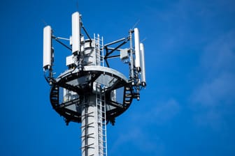 Ein Mast mit verschiedenen Antennen von Mobilfunkanbietern: Am Dienstag, den 19. März beginnt die Auktion der 5G-Frequenzen.