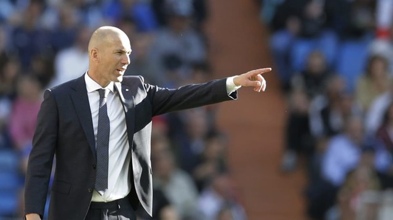 Steht wieder an der Seitenlinie und gestikuliert: Real Madrids Trainer Zinedine Zidane.