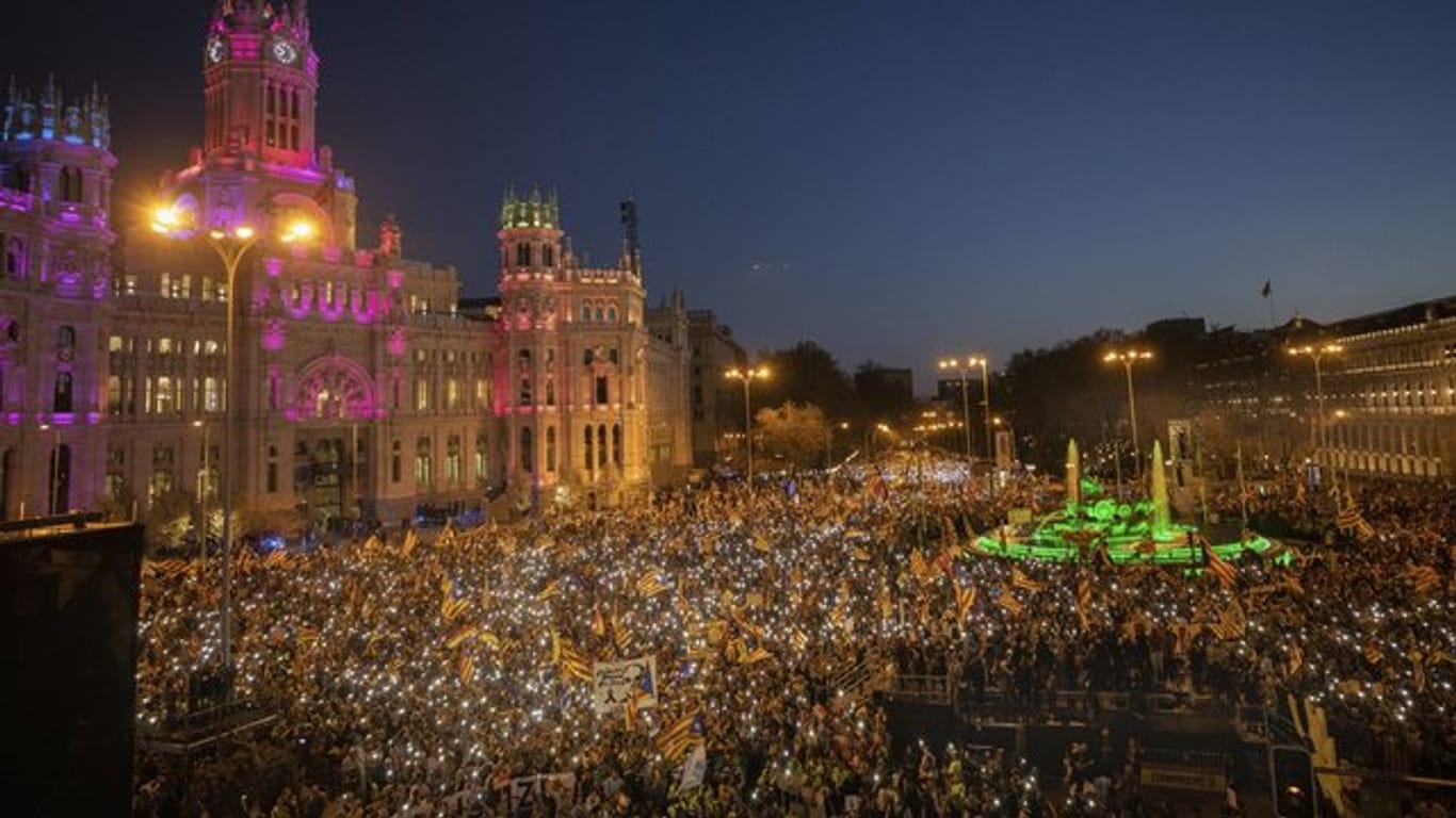 (Zehn-)Tausende Anhänger der katalanischen Unabhängigkeitsbewegung demonstrieren in Madrid.