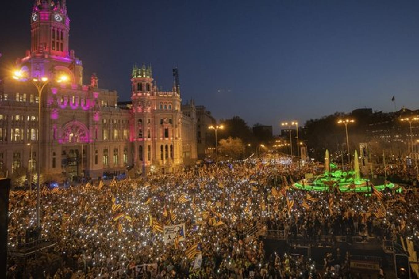 (Zehn-)Tausende Anhänger der katalanischen Unabhängigkeitsbewegung demonstrieren in Madrid.