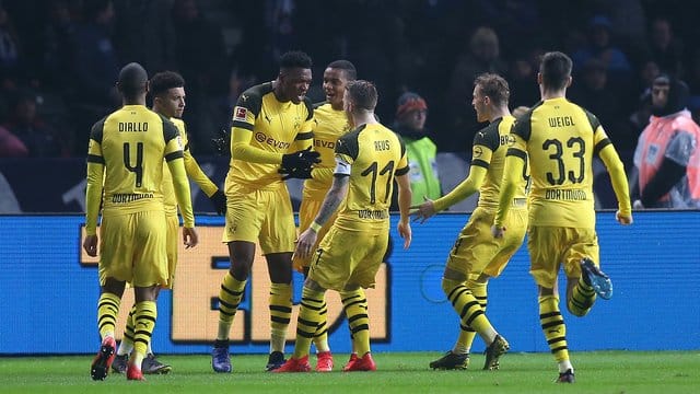 Die Spieler von Borussia Dortmund feiern den Treffer von Marco Reus zum 3:2 in der Nachspielzeit. Die Spieler von Borussia Dortmund feiern den Treffer von Marco Reus zum 3:2 in der Nachspielzeit.