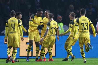 Die Spieler von Borussia Dortmund feiern den Treffer von Marco Reus zum 3:2 in der Nachspielzeit.