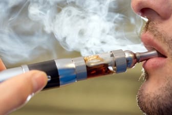 In Deutschland hat sich laut DKFZ zwischen 2014 und 2018 der Anteil der 16- bis 29-Jährigen, die jemals an einer E-Zigarette gezogen haben, fast verdoppelt.