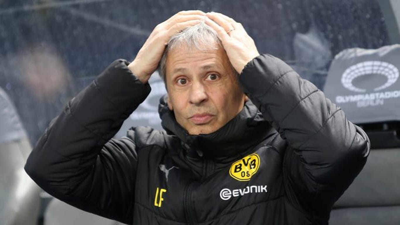 Dortmunds Trainer Lucien Favre schlägt über die Elfmeter-Entscheidung die Hände über dem Kopf zusammen.
