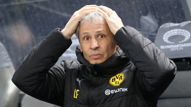 Dortmunds Trainer Lucien Favre schlägt über die Elfmeter-Entscheidung die Hände über dem Kopf zusammen. Dortmunds Trainer Lucien Favre schlägt über die Elfmeter-Entscheidung die Hände über dem Kopf zusammen.