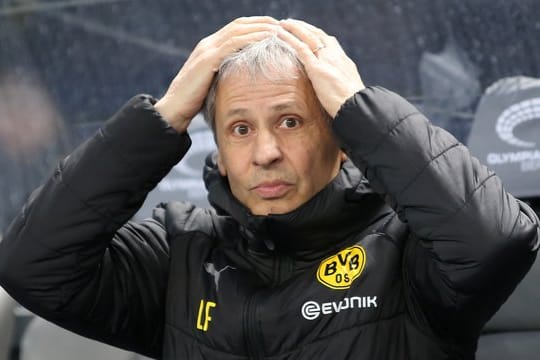 Dortmunds Trainer Lucien Favre schlägt über die Elfmeter-Entscheidung die Hände über dem Kopf zusammen.