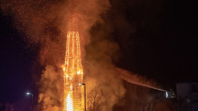 Der 60 Meter hohe Holzturm wurde von der Feuerwehr wegen starkem Funkenflug gelöscht. Der 60 Meter hohe Holzturm wurde von der Feuerwehr wegen starkem Funkenflug gelöscht.