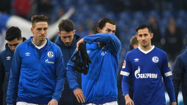 Frust beim FC Schalke 04 nach der Niederlage gegen RB Leipzig vor den eigenen Fans. Frust beim FC Schalke 04 nach der Niederlage gegen RB Leipzig vor den eigenen Fans.