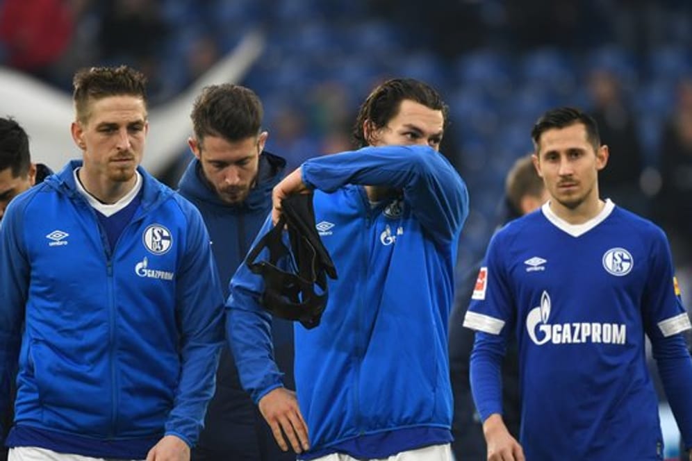 Frust beim FC Schalke 04 nach der Niederlage gegen RB Leipzig vor den eigenen Fans.
