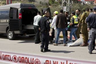 Israelische Soldaten und Polizisten tragen die Leiche eines Israelis vom Ort des Angriffs in der Nähe der jüdischen Siedlung Ariel im Westjordanland.