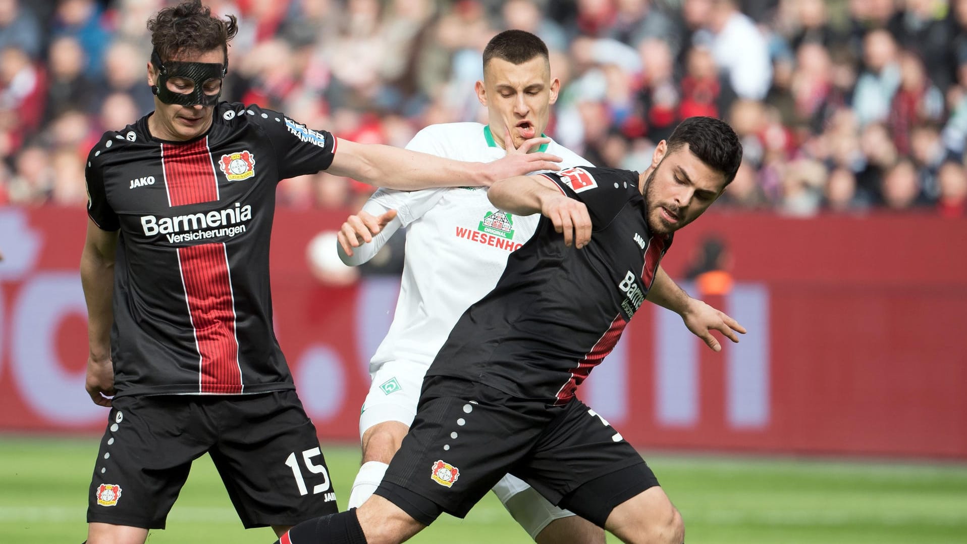 Julian Baumgartlinger (l.) und Kevin Volland im Duell mit Maximilian Eggestein.