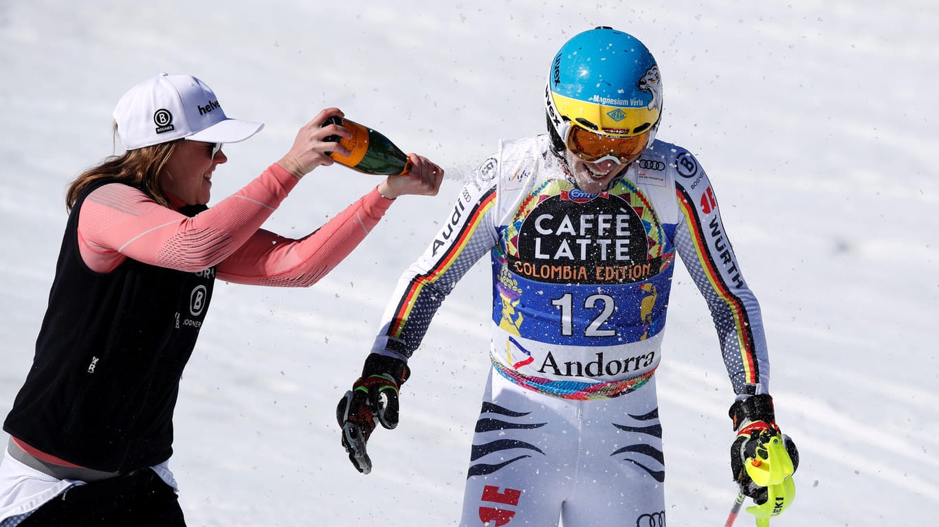 Viktoria Rebensburg (links) empfängt Felix Neureuther mit einer Champagner-Dusche.