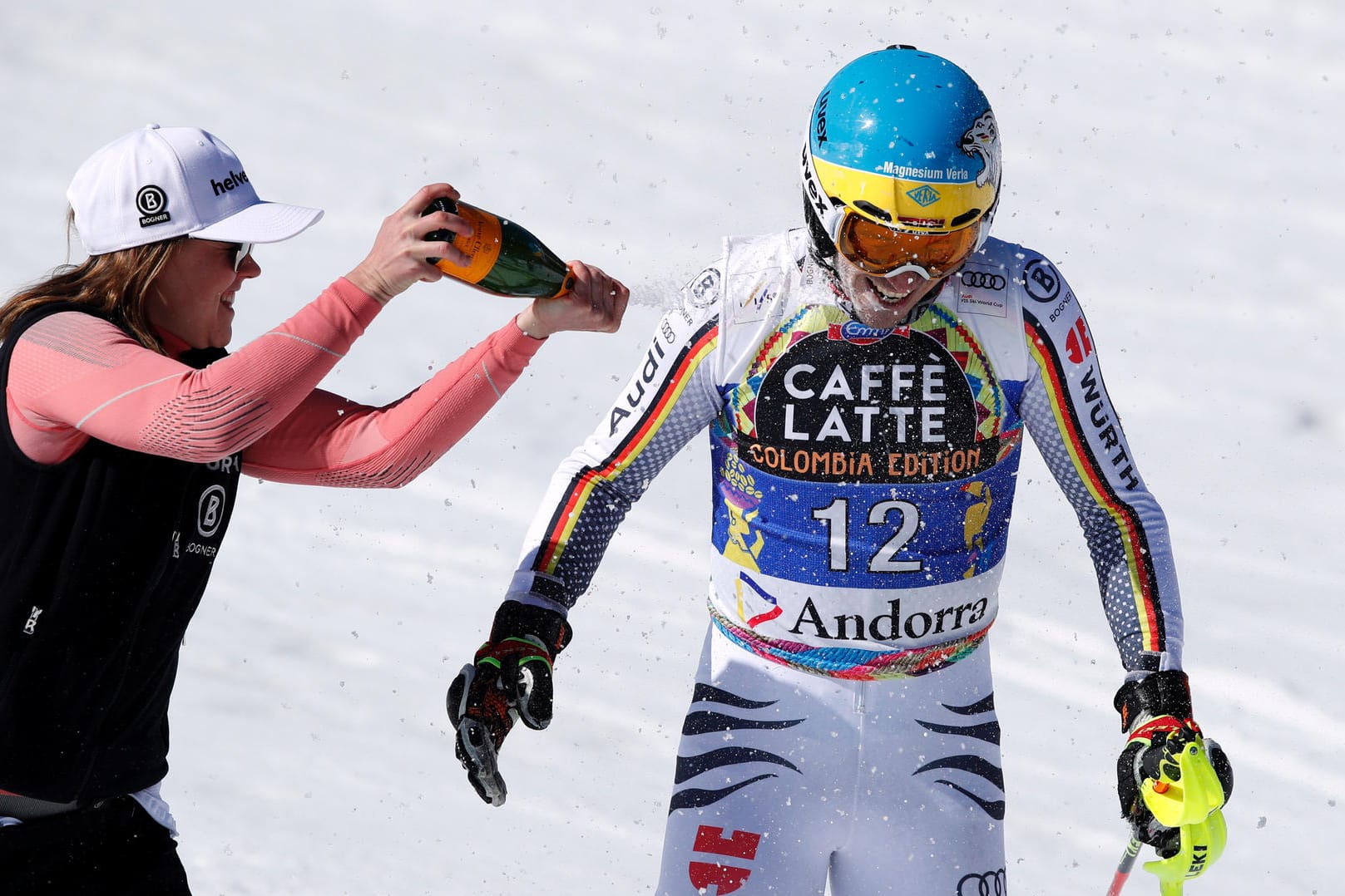 Viktoria Rebensburg (links) empfängt Felix Neureuther mit einer Champagner-Dusche.