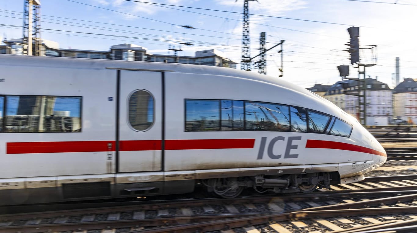 Ein ICE in Frankfurt (Symbolbild): Ein Fahrgast hat in einem ICE den Lokführer attackiert.